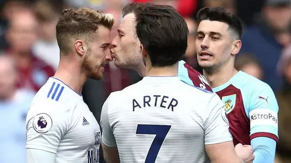  کارت زرد عجیب در لیگ انگلیس  به خاطر بوسه بر بینی حریف