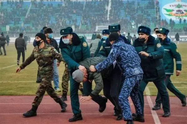  حمله خشن به داور در پلی اف لیگ ازبکستان  عکس
