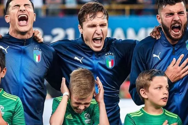  عکس؛ بچه‌ای که از فریاد بازیکنان ایتالیا گوش‌هایش را گرفت