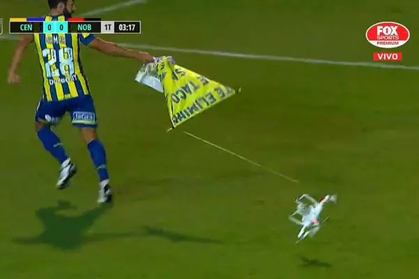  اتفاق جالب در لیگ آرژانتین؛ پهباد هواداران روزاریو با پرچم وارد زمین چمن شد