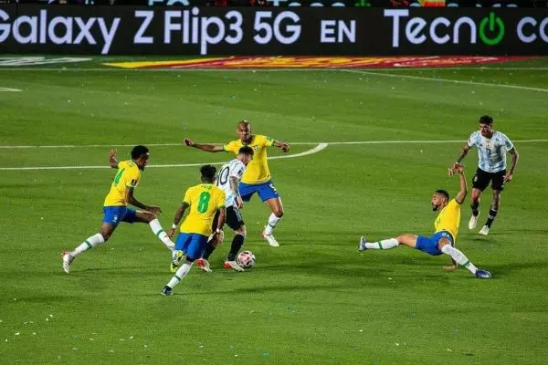  صحنه‌ای که 4 بازیکن برزیل به دنبال جلوگیری از حرکت بعدی مسی بودند