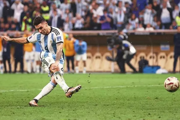  بازیکنی که پنالتی قهرمانی جام جهانی و لیگ اروپا را زد عکس