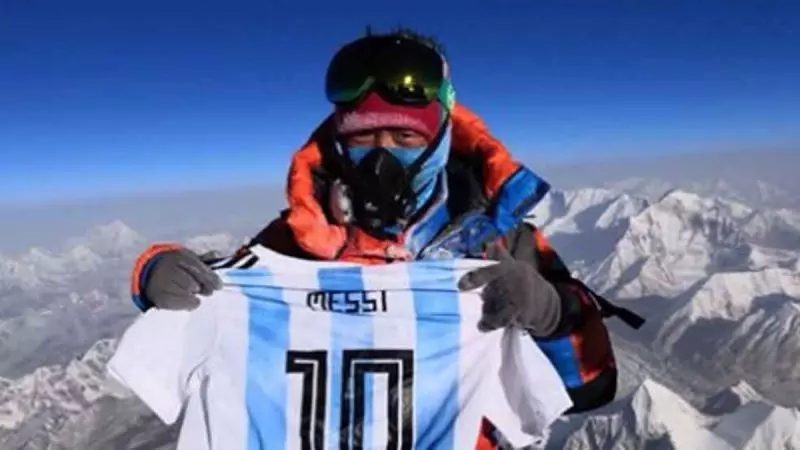 لیونل مسی؛ بر بام قله اورست (عکس)