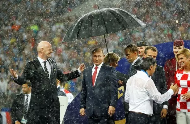 همه چترها فقط برای پوتین (عکس)