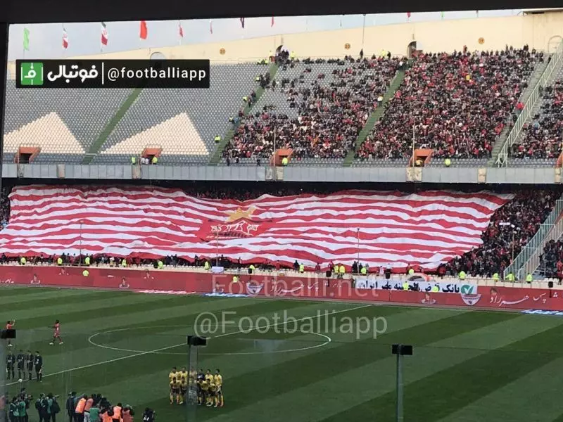 برافراشته کردن پرچم بزرگ توسط هواداران در ورزشگاه آزادی