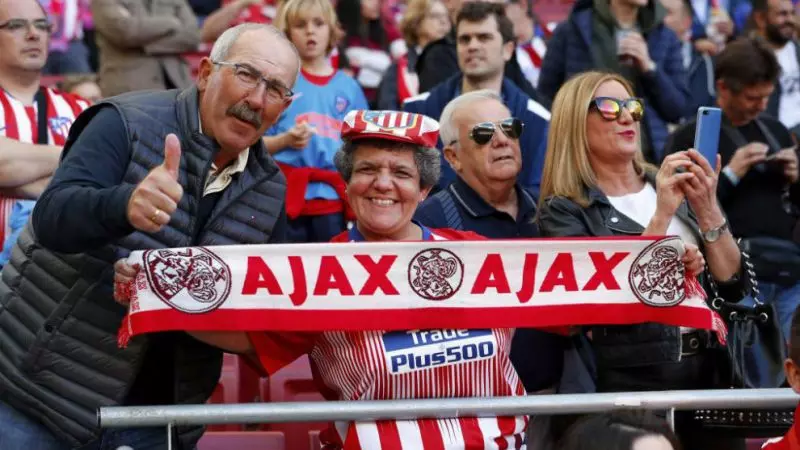 طرفداران اتلتیکو با پرچم آژاکس در ورزشگاه واندا متروپولیتانو