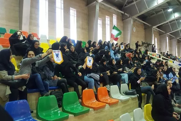 ورود بانوان برای تماشای دیدار تیم ملی فوتسال زیر 20سال ایران و روسیه آزاد است و به همین خاطر علاوه بر بانوان دانشجوی دانشگاه آزاد، افراد عادی نیز برای تماشای بازی در سالن حضور دارند.