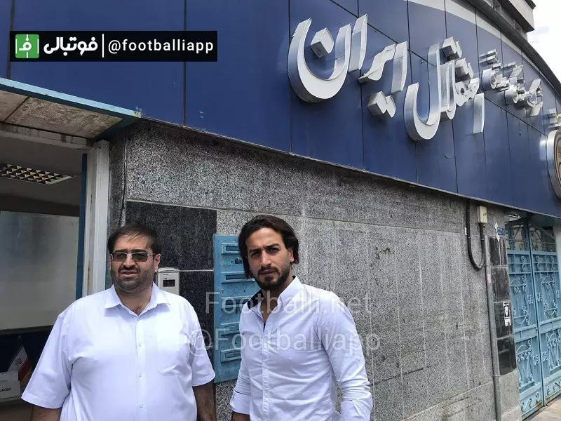 روح‌الله باقری برای فسخ قراردادش در محل ساختمان باشگاه استقلال حاضر شد