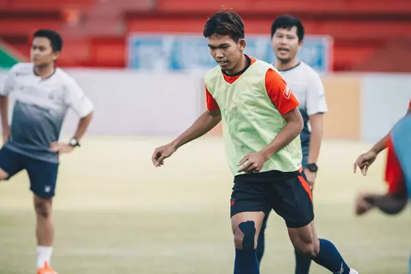 بازیکن تیم ملی فوتبال کامبوج: برای بازی با ایران هیجان دارم/ شرایط آب و هوایی تهران سخت است