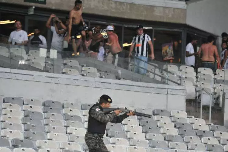 حمله پلیس به هواداران خشن برزیلی با اسپری فلفل و گاز اشک آور