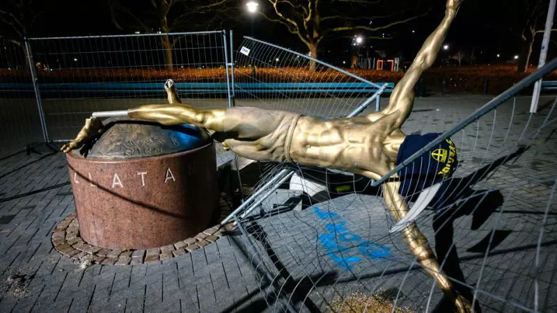 سرنگونی کامل مجسمه زلاتان پس از بریدن پاها توسط هواداران مالمو