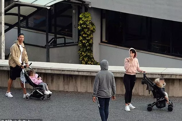 پیاده‌روی رونالدو  در کنار نامزد و فرزندانش در دوران قرنطینه