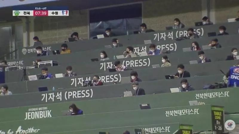فاصله خبرنگاران از یکدیگر در ورزشگاه جام جهانی جئونجو کره جنوبی/ لیگ کره از امروز رسما آغاز شد
