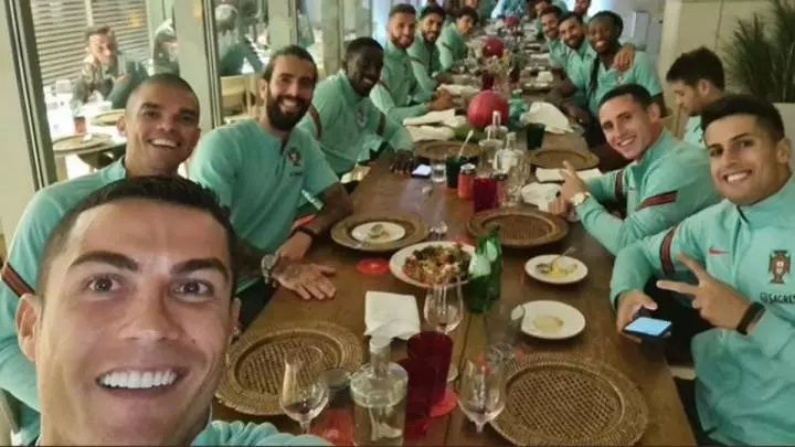 انتقاد یک پزشک از رونالدو و بازیکنان پرتغال به خاطر عکس جنجالی