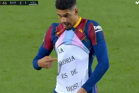 مدافع بارسلونا چه شعاری روی پیراهنش نوشته بود؟