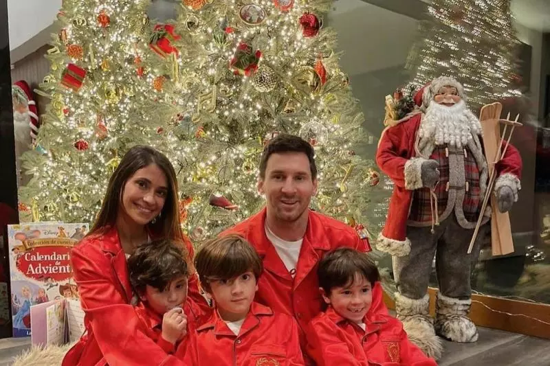 عکس؛ شب کریسمس مسی با خانواده و لباس قرمز