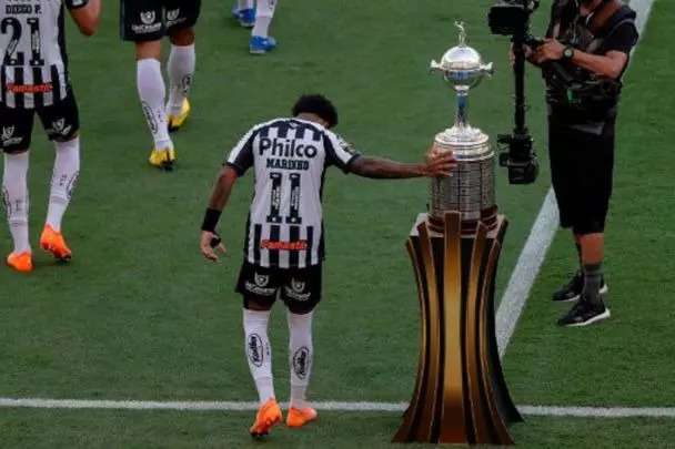 خشم هواداران خرافاتی سانتوس از ستاره تیمشان به خاطر لمس جام