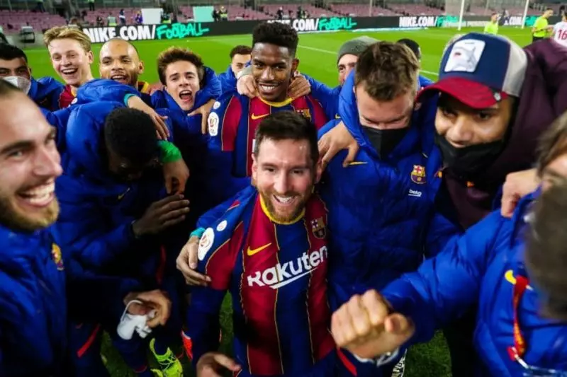 عکس؛ حلقه‌‌زدن بازیکنان بارسلونا دور مسی پس از کامبک