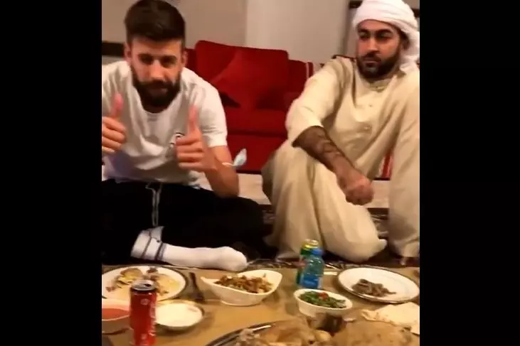 عکس؛ نشستن پیکه پای سفره و غذا خوردن با شیوخ اماراتی!