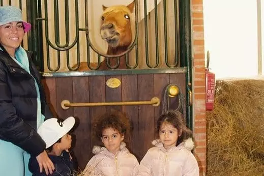 عکس؛ تفریح جالب خانواده رونالدو در کنار یک اسب!