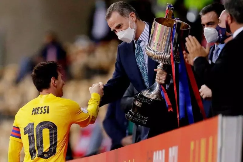 عکس؛ مسی و تحویل گرفتن جام از پادشاه اسپانیا