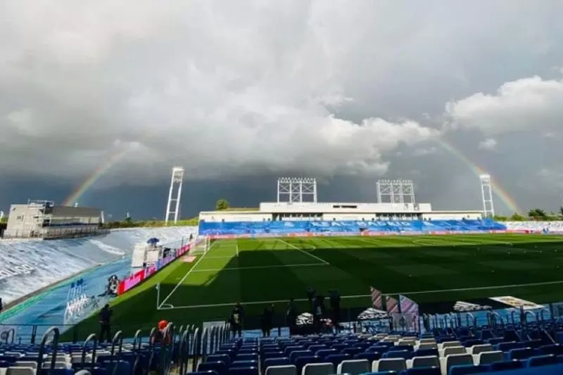 عکس؛ رنگین کمان در آسمان ورزشگاه رئال مادرید پیش از توقف مقابل سویا