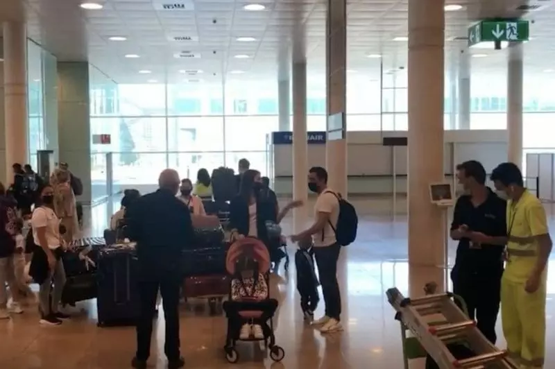 عکس؛ ژاوی به همراه همسر و فرزندان در فرودگاه بارسلونا