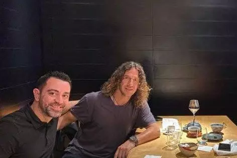عکس؛ دیدار ژاوی و پویول در یک کافه در بارسلونا