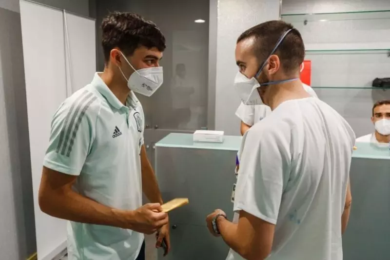 تصاویر؛ واکسیناسیون تیم ملی اسپانیا توسط ارتش