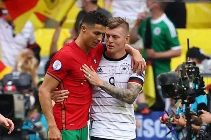 عکس؛ خوش و بش کروس با رونالدو و په په در پایان بازی آلمان - پرتغال