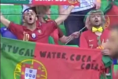 بنر هواداران پرتغال در حمایت از رونالدو: اول آب بعد کوکاکولا!