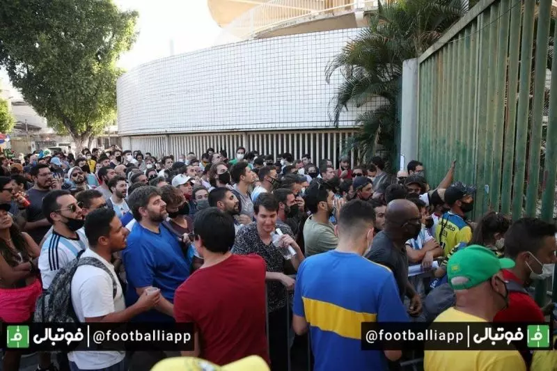 تجمع هواداران آرژانتین پشت درهای بسته ورزشگاه ماراکانا(عکس)