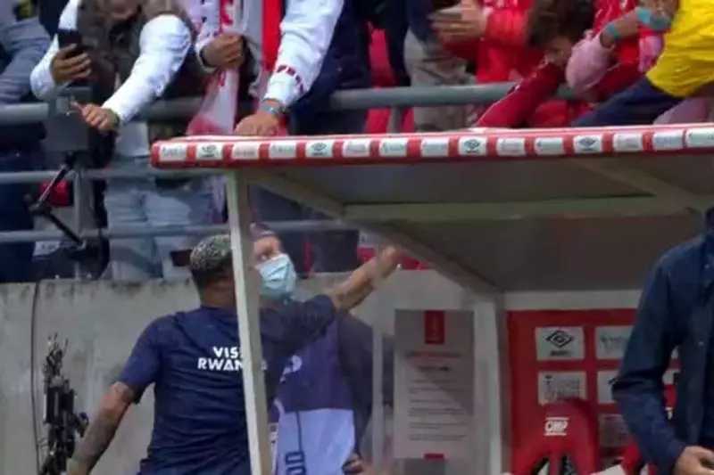 عکس؛ نیمار و اهدای پیراهنش به یک هوادار پیش از بازی مقابل رنس