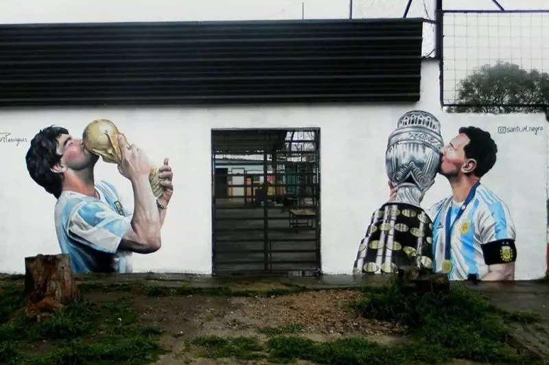 نقاشی دیواری دیدنی از مسی و مارادونا در آرژانتین به همراه جام‌های ملی