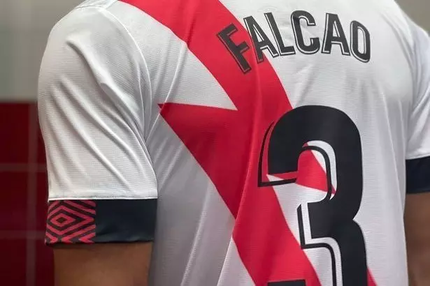 چرا فالکائو پیراهن شماره عجیب ۳ را بر تن می‌کند؟