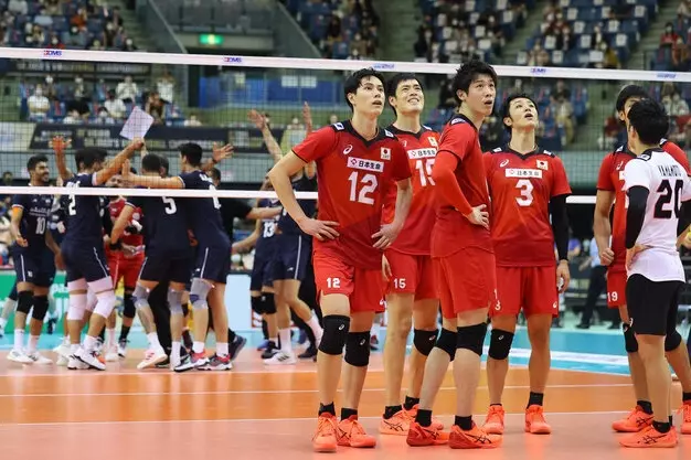 تشویق بازیکنان ژاپن با وجود شکست مقابل بلندقامتان والیبال ایران