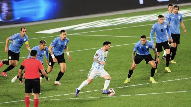 عکس؛ مراقبت 7 بازیکن اروگوئه از مسی روی گل سوم آرژانتین!