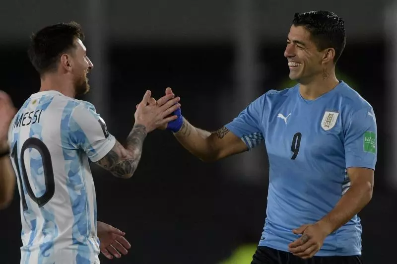 خوش و بش مسی و سوارز در بازی آرژانتین - اروگوئه