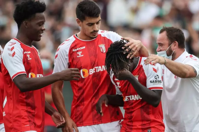 عکس؛ اشک‌های پدیده 15 ساله پس از اولین گلش در فوتبال پرتغال