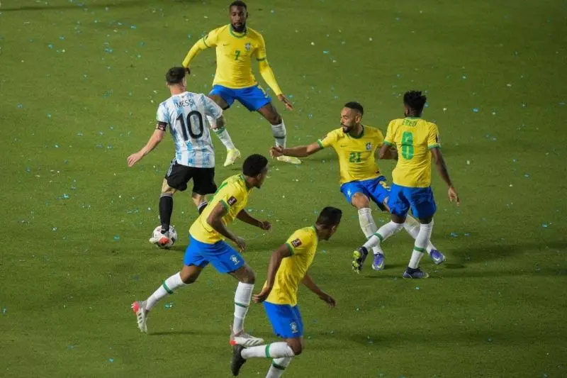 عکسی دیدنی از محاصره شدن مسی توسط بازیکنان برزیل