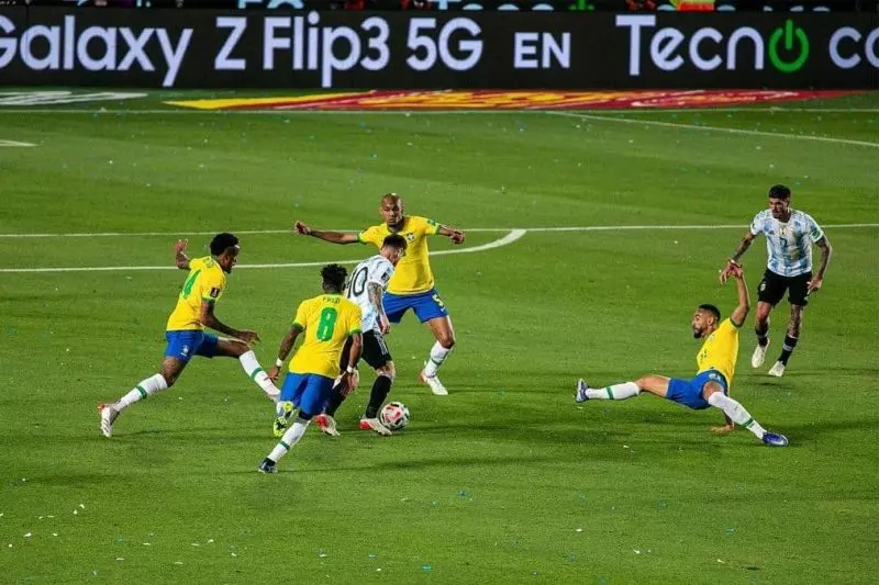 صحنه‌ای که 4 بازیکن برزیل به دنبال جلوگیری از حرکت بعدی مسی بودند!