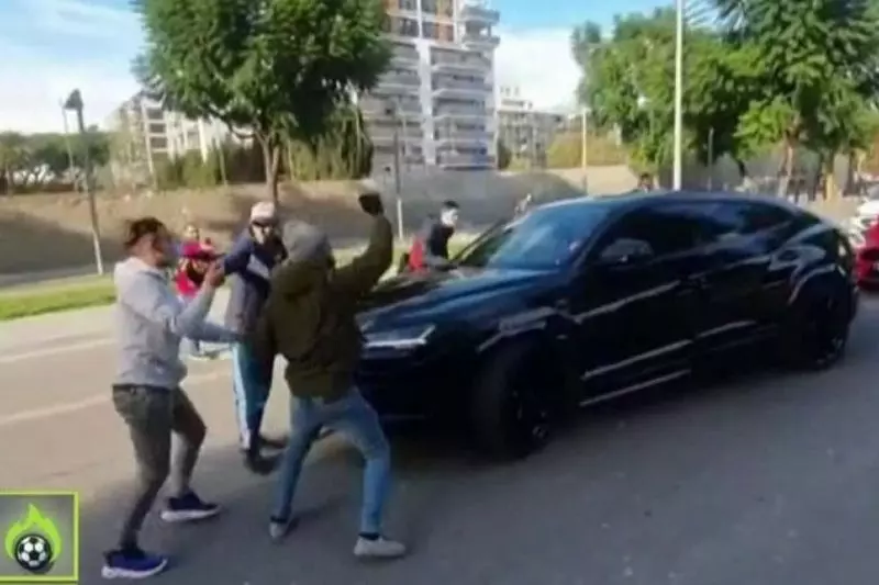 درگیری لفظی مدافع بارسلونا با سه نفر که به خودروی او حمله کردند!