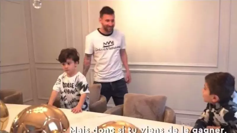مکالمه بامزه مسی و پسرش: چرا توپ طلا را بردی + ویدیو