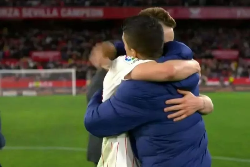 عکس؛ دو ستاره سابق بارسلونا در آغوش هم پس از بازی سویا - اتلتیکو مادرید
