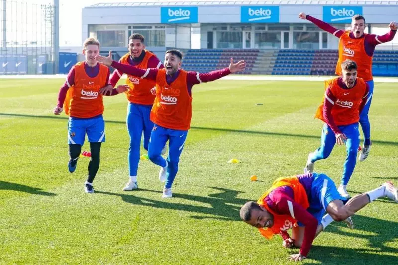 عکس؛ خوشحالی بامزه بازیکنان بارسلونا در تمرین و حرکت عجیب آلوز