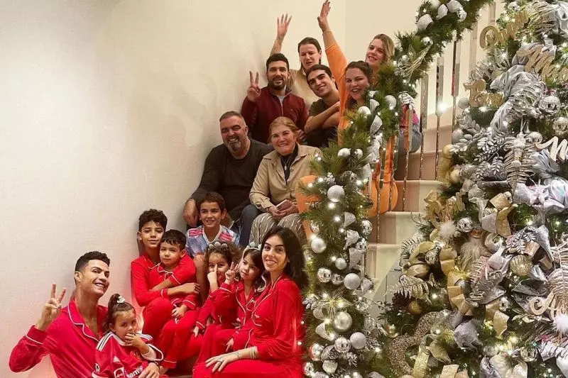 آشنایی با تک‌تک نفرات عکس کریسمسی خانواده رونالدو