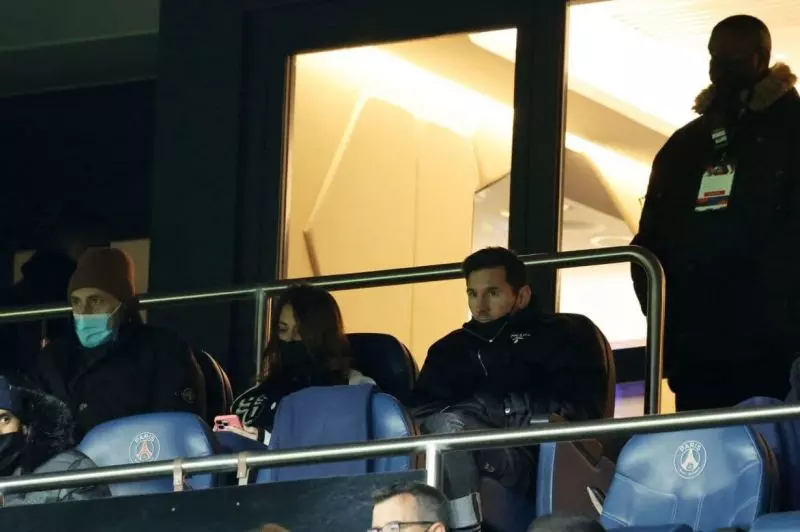 عکس؛ حضور مسی و همسرش در ورزشگاه برای بازی پاریسن ژرمن و برست