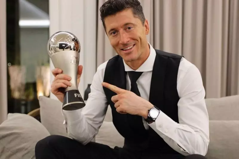 عکس؛ جایزه بهترین بازیکن فیفا در تخت‌خواب لواندوفسکی