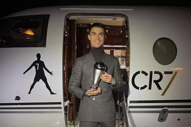 عکس خاص رونالدو به همراه جایزه ویژه فیفا و هواپیمای شخصی‌اش