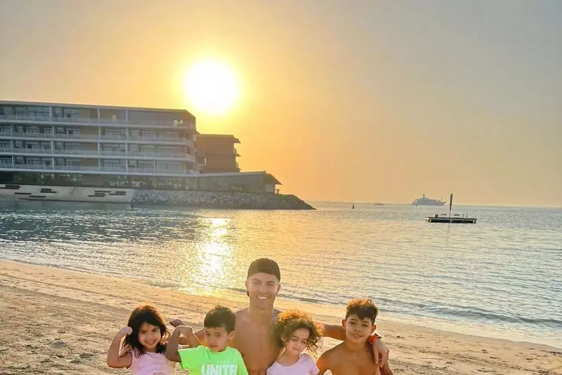 عکس؛ رونالدو و چهار فرزندش در سواحل دبی